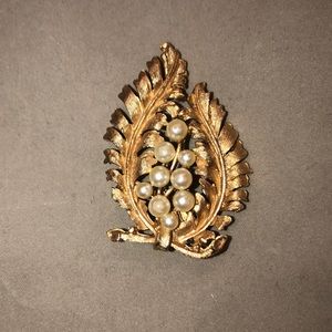 ❤️Vintage leaf and pearl GOLD plated ❤️brooch.
